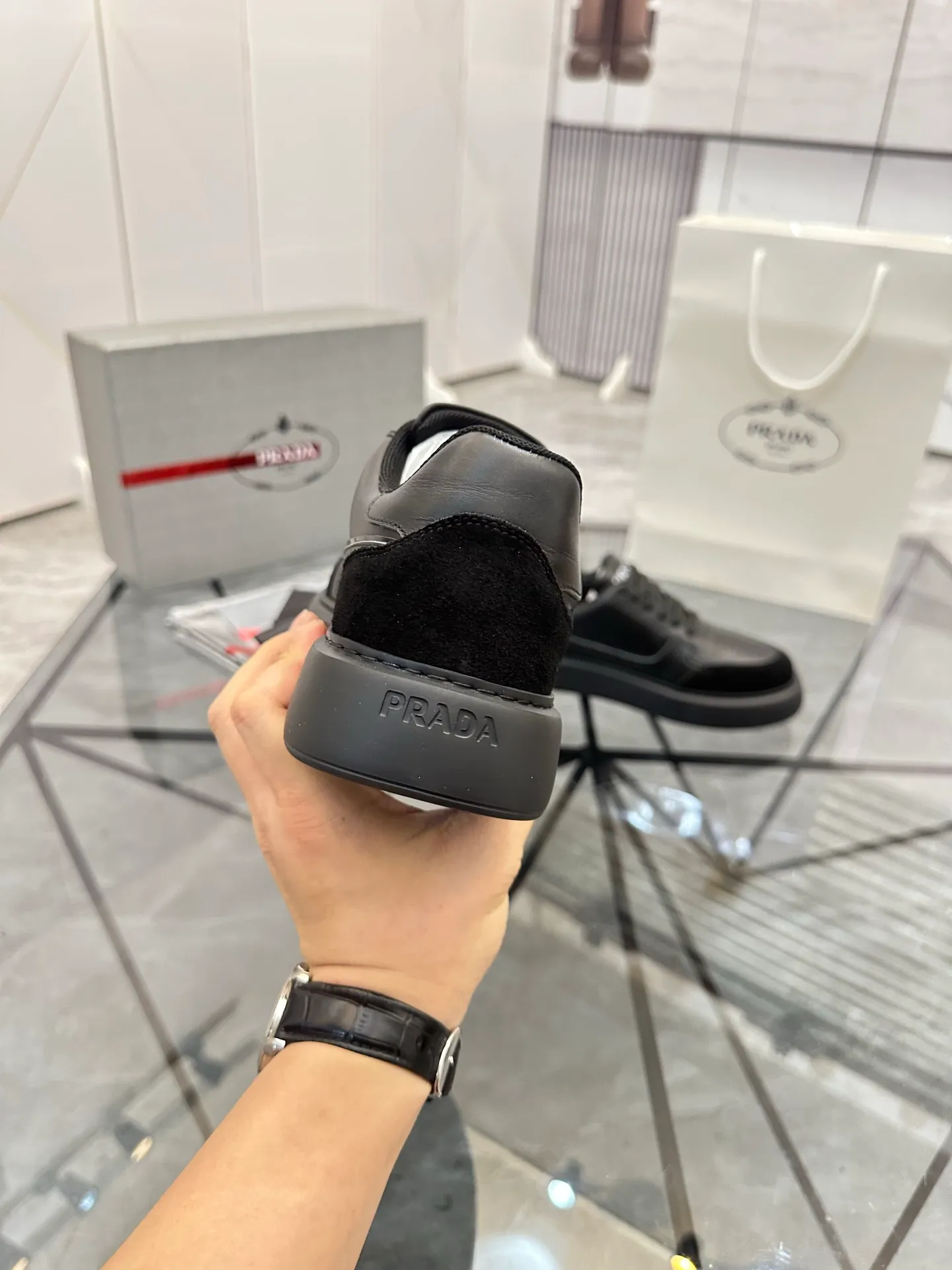 Men's shoes: 💰P580¥ High-end top quality Product trademark: Prada *"Prada*" low-top casual shoes Regular size: 38-45 (can be customized to 46) Product materials: imported first-layer cowhide stitching nubuck leather upper, breathable lining, cowhide foot pads, original ultra-light foam outsole. No.: 001